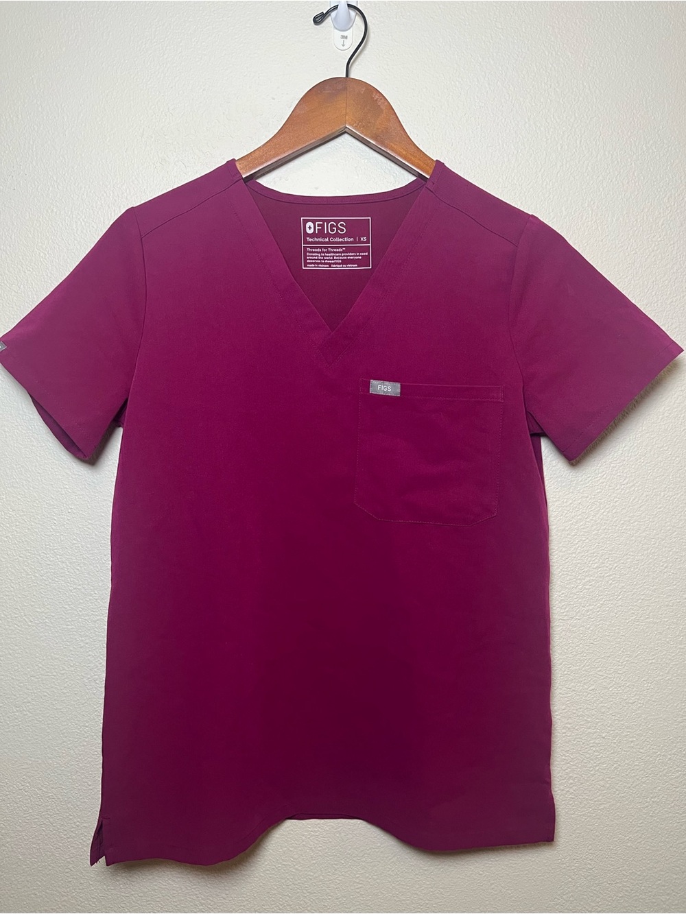 FIGS Women’s V-Neck Scrub Top in Burgundy XS